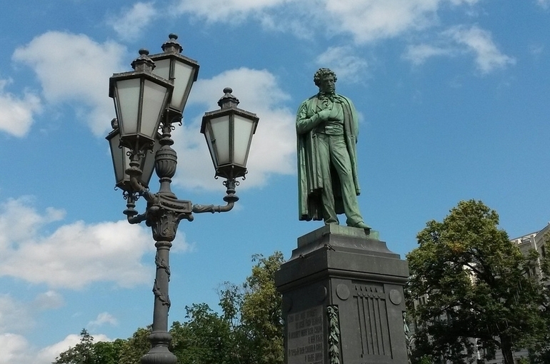 Зачем перенесли памятник Пушкину