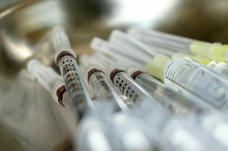 В Сербии начали прививать третьей дозой вакцины от коронавируса