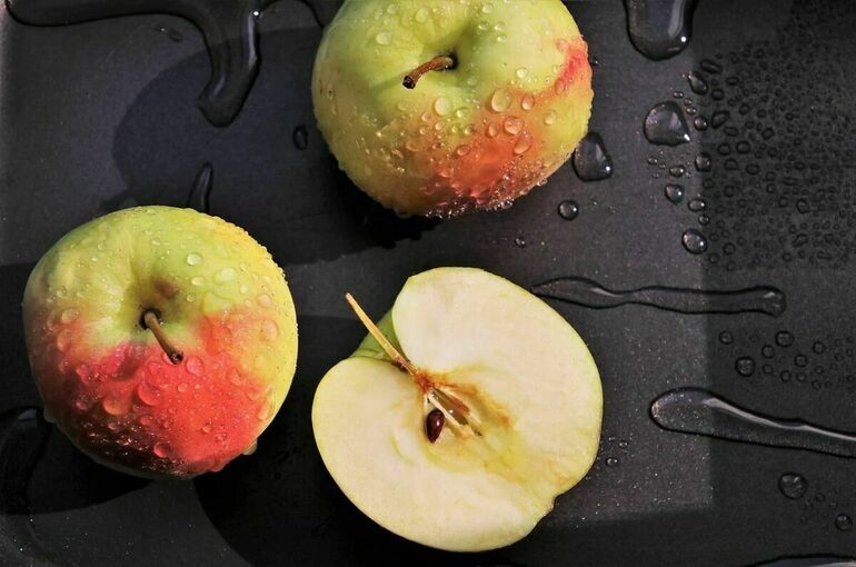 В Роспотребнадзоре напомнили, как правильно выбирать и есть яблоки