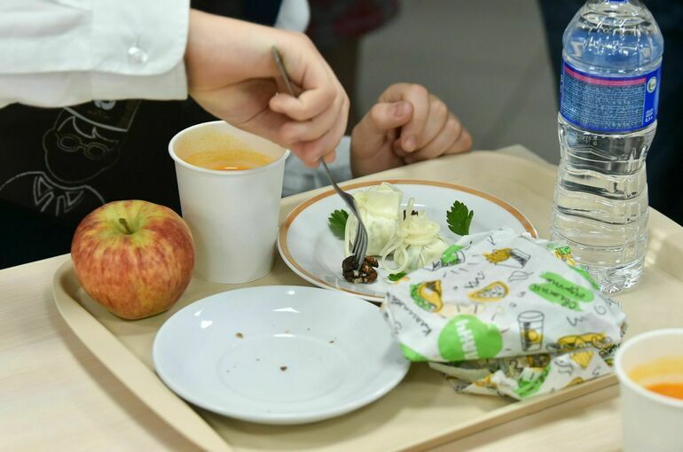 Больше трети родителей младшеклассников недовольны питанием в школах