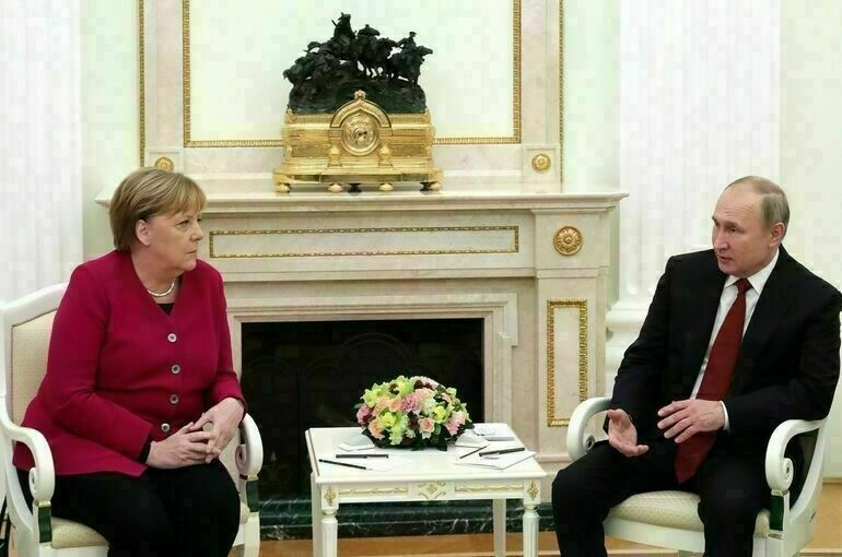 Путин рассказал, о чём говорил с Меркель