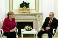 Путин рассказал, о чём говорил с Меркель