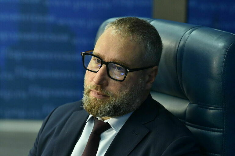 Горелкин попросил Минцифры проверить предустановку на гаджеты российского ПО