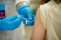 Около 7,8 млрд рублей выплатят медикам за участие в вакцинации населения 