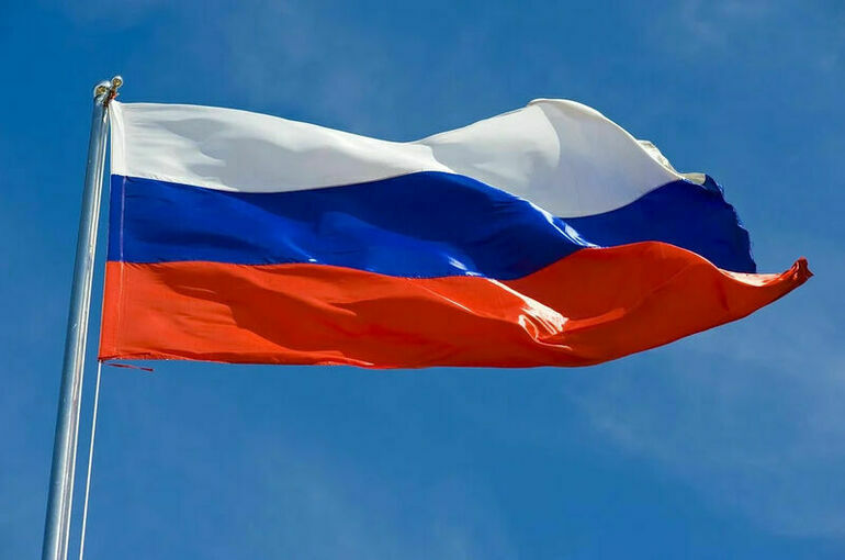 Традицию поднимать российский флаг в школах начнут внедрять в новом учебном году