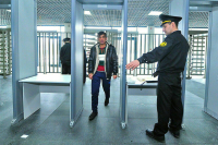 Толстой: за нарушения мигрантам нужно запретить въезд в РФ на несколько десятилетий