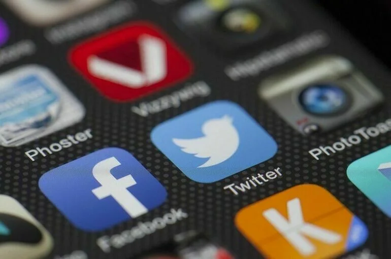Роскомнадзор потребовал от Facebook удалить мошенническую рекламу с символикой российской госкорпорации