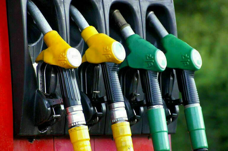 Цены на бензин в России упали впервые за год