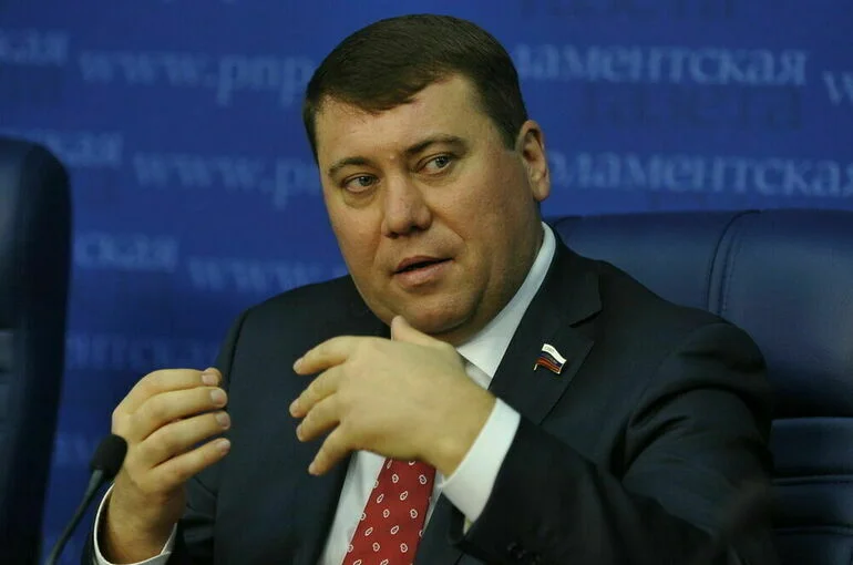 Сенатор Абрамов поддержал идею о выдаче льготных автокредитов учителям