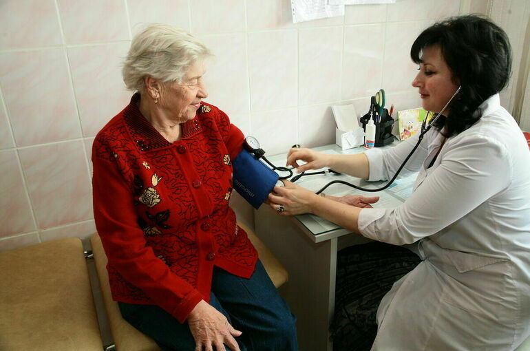 Более 70% российских врачей — женщины, сообщили в Минздраве 