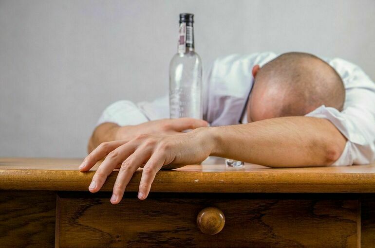 Нарколог рассказал, как выжить после отравления суррогатным алкоголем