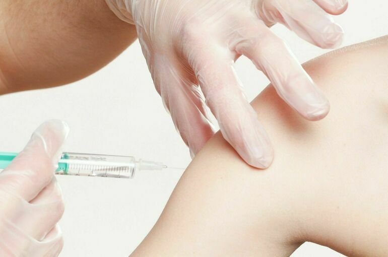 Челябинская и Псковская области вводят обязательную вакцинацию 