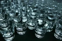 Нарколог назвал смертельную дозу суррогатного алкоголя