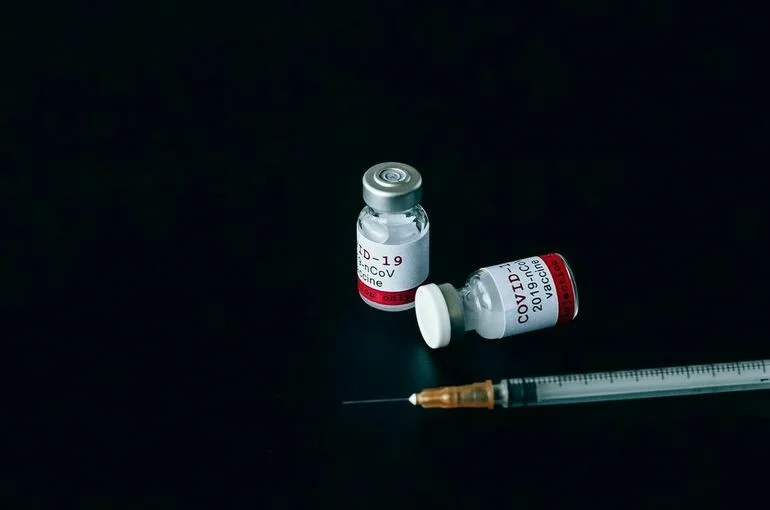 В Санкт-Петербурге вводят обязательную вакцинацию для курьеров и таксистов