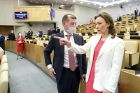 По итогам выборов депутатский корпус обновился практически наполовину. Многие из новичков Думы уже знакомы россиянам по работе в других областях. Так, например, от «Единой России» в Думу вошли бывший Уполномоченный по правам ребенка в России Анна Кузнецова и экс-глава Минтруда Максим Топилин.