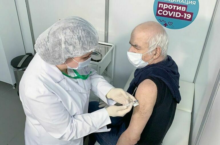 Вместо подарка за прививку от COVID-19 пенсионеры Москвы смогут получить 10 тысяч рублей