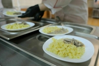 В КПРФ предложили обеспечить горячим питанием учеников средней школы