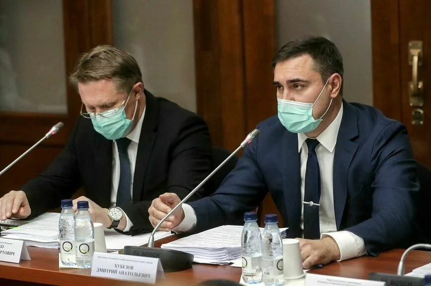 Дмитрий Хубезов (справа) и глава Минздрава Михаил Мурашко (слева).