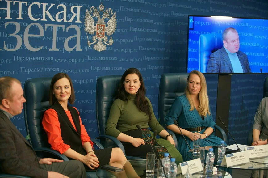Вася не может купить килограмм яблок за три рубля