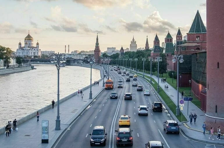 Зубцы на стене Московского Кремля пострадали из-за сильного ветра