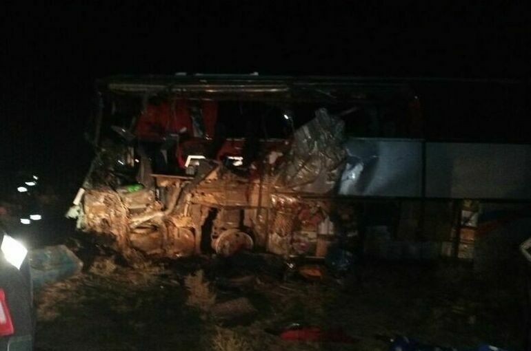 Пассажирский автобус столкнулся с грузовиком в Калмыкии, шесть человек погибли