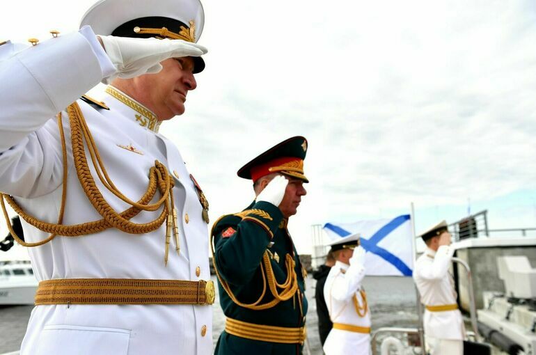 Офицеров ВМФ в отставке хотят освободить от регистрации кортиков  