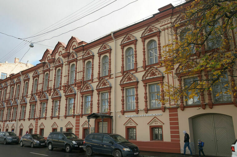 Библиотека имени Маяковского приняла первых читателей после реконструкции