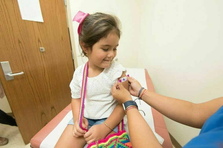 Первая в мире страна ввела обязательную вакцинацию от COVID-19 для детей