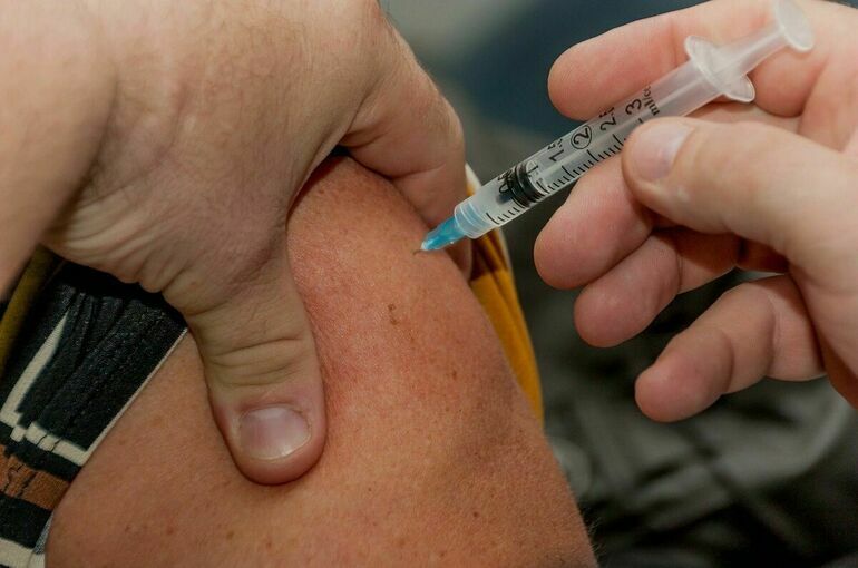 Вирусолог оценил идею обязательной вакцинации от COVID-19 в России