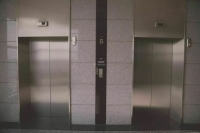 Для решения проблем с заменой лифтов предложили создать рабочую группу в Госдуме 