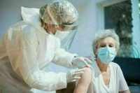 Пожилых петербуржцев, не прошедших вакцинацию, будут отстранять от работы