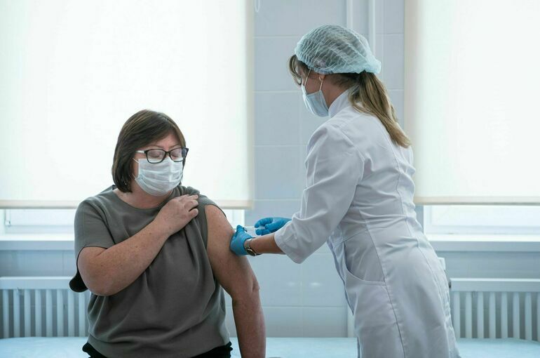 Более половины пожилых россиян привились от коронавируса