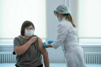 Более половины пожилых россиян привились от коронавируса