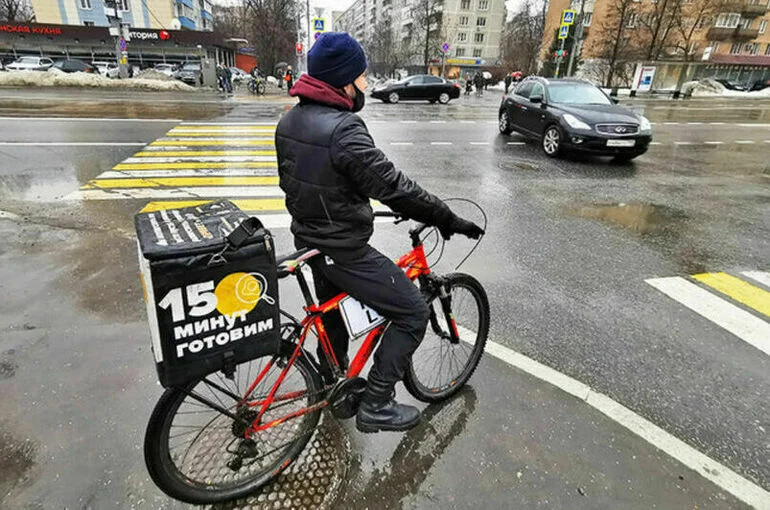 В Госдуме предложили запретить штрафовать курьеров за опоздание