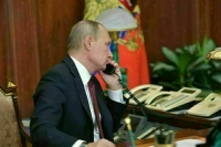 Путин рассказал Макрону о жестокости польских пограничников