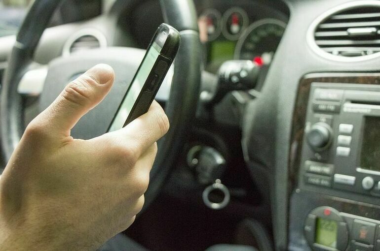 В Великобритании практически полностью запретят использовать телефон за рулем 