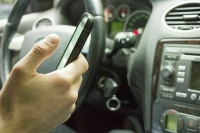 В Великобритании практически полностью запретят использовать телефон за рулем 