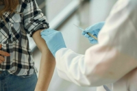 Песков: внесение вакцинации от COVID-19 в Нацкалендарь в Кремле не обсуждается