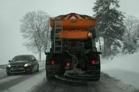 Автоэксперт объяснил, как вести себя на дорогах во время штормового ветра