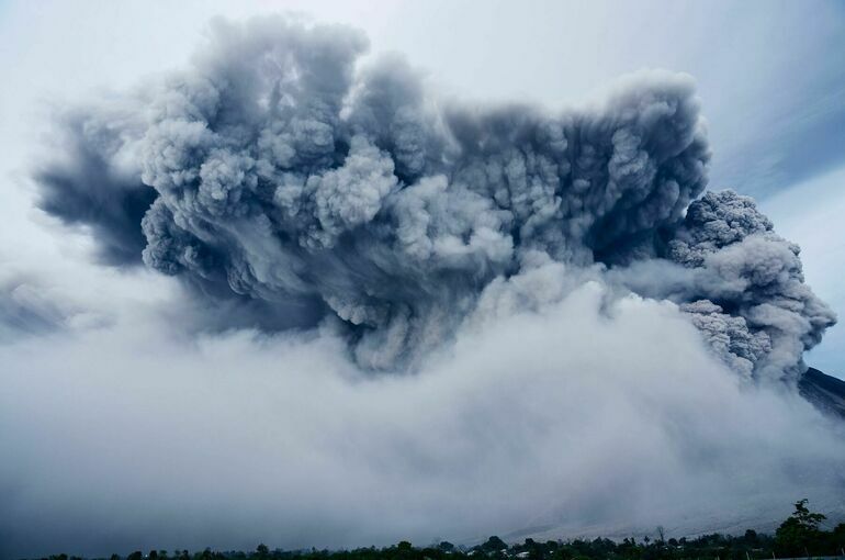 Вулкан Семеру в Индонезии начал извергать клубы дыма и пепла