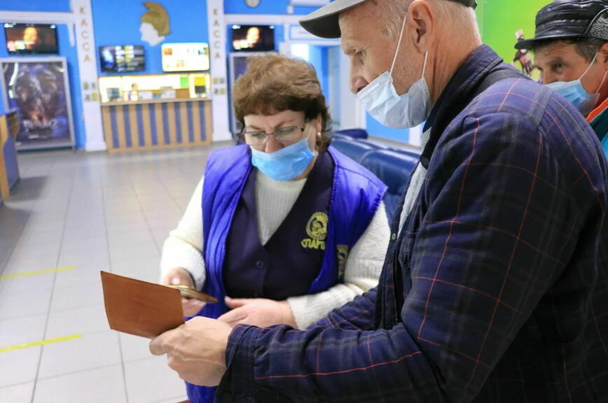 Проверка QR-кода перед входом в симферопольский кинотеатр «Спартак»