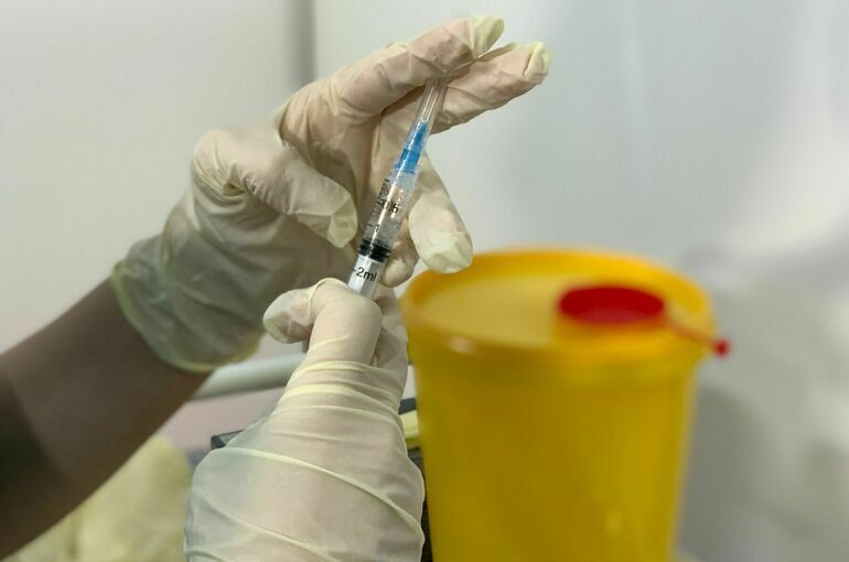 Вакцинация детей от COVID-19 должна проходить по решению родителей, заявили в Минздраве
