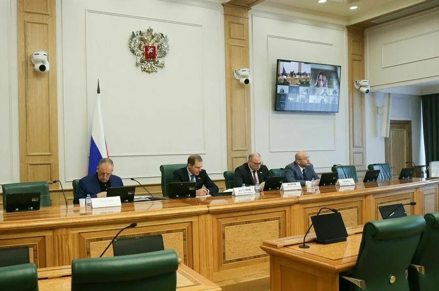 Совещание по развитию отрасли переработки лубяных культур.