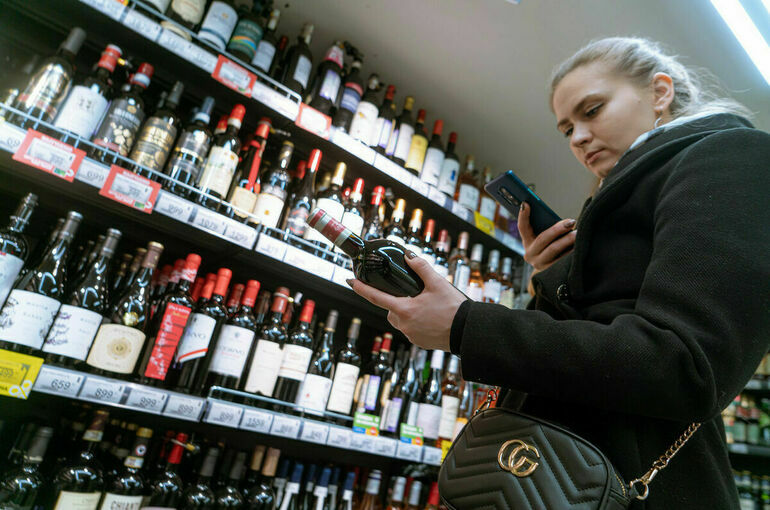 Кабмин установил ключевой показатель снижения доли контрафактного алкоголя на рынке