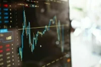 Эксперт объяснил, почему сейчас самое время покупать акции