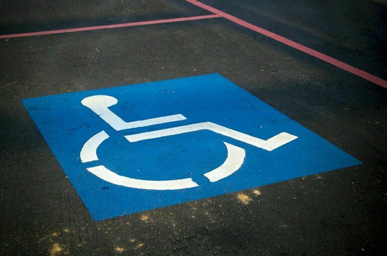 Комитет Госдумы поддержал проект о праве инвалидов парковаться бесплатно везде