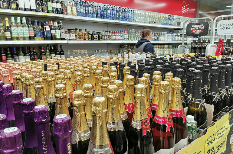 Глава Минпромторга не поддержал инициативу о продаже шампанского в новогоднюю ночь