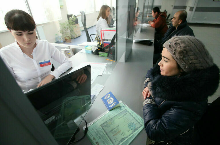 Для иностранцев, прибывших в Россию до 29 декабря, ввели новые обязательства