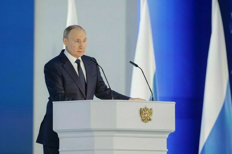 Полный уход в виртуальный мир ведёт к деградации, считает Путин