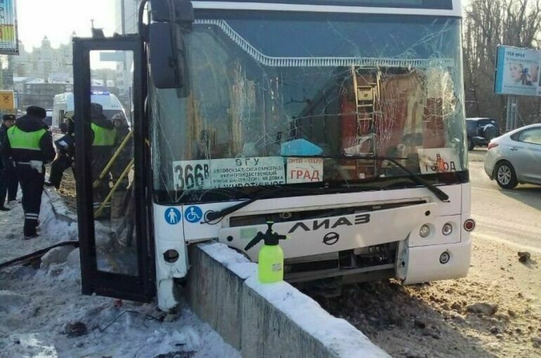 В Воронеже 11 человек пострадали при наезде маршрутного автобуса на бетонное ограждение